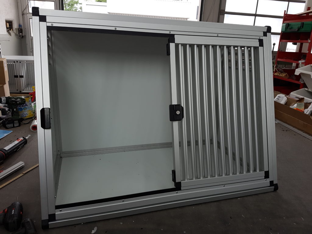 Hundeboxen mit Schiebetüren